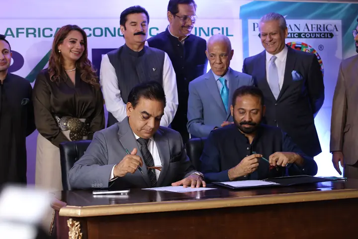 MOU Signed Mr. Sardar Tariq Mehmood (President ICCI) & Dr. Shahbaz Malik (Chairman PAC).